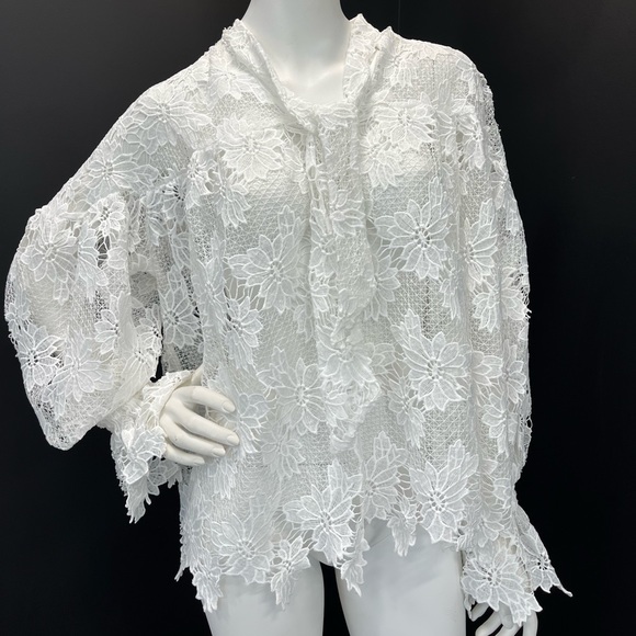 White lace top. - Picture 1 of 4